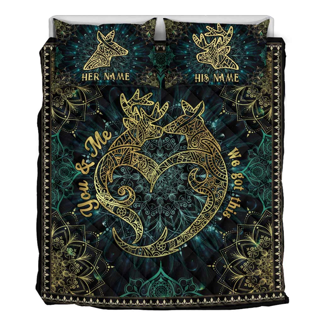 Toi et moi, on gère ça - Mandala couple de cerfs - Ensemble de courtepointe de chasse personnalisé