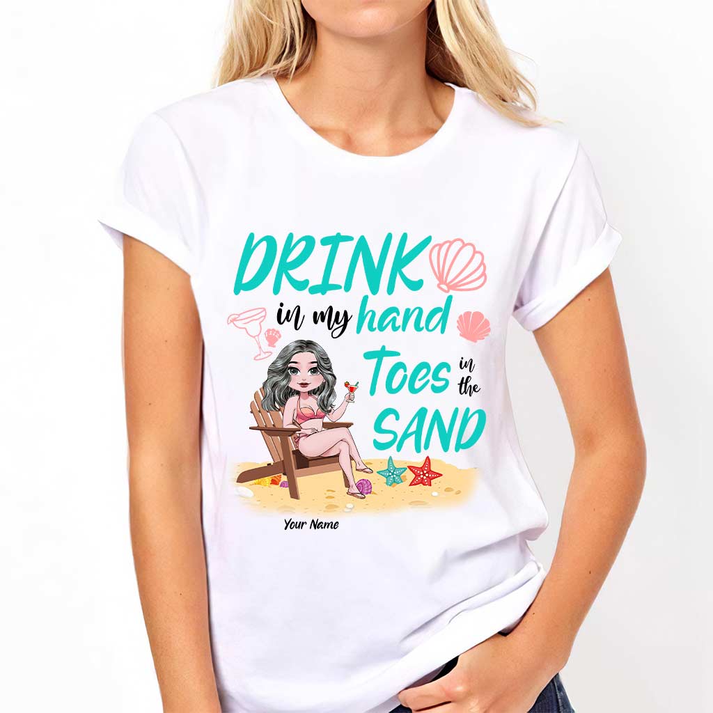 Un verre dans ma main, les orteils dans le sable - T-shirt et sweat à capuche personnalisés pour les amoureux de la mer