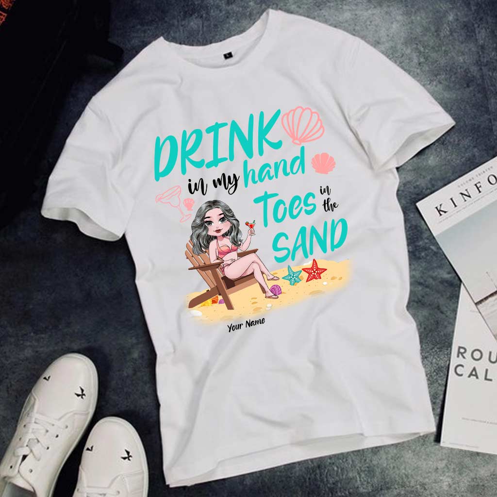 Un verre dans ma main, les orteils dans le sable - T-shirt et sweat à capuche personnalisés pour les amoureux de la mer