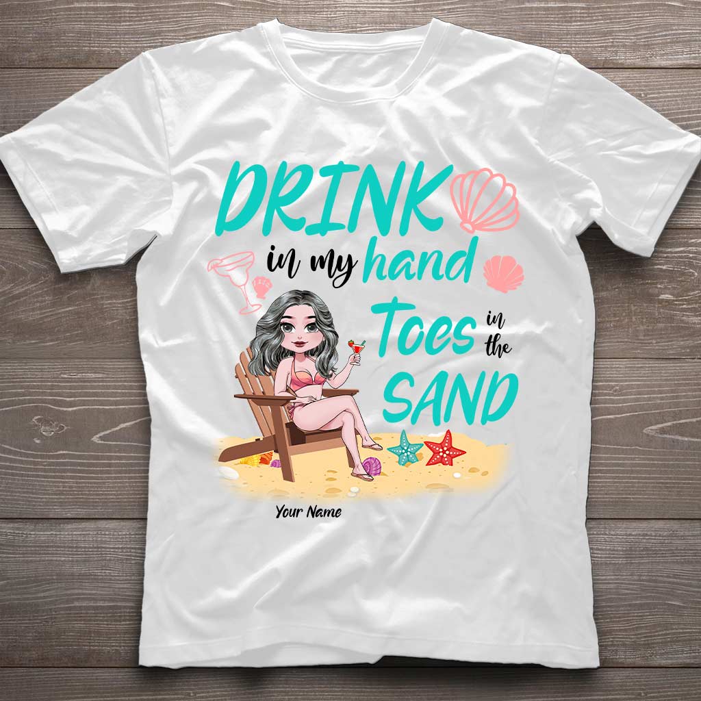 Un verre dans ma main, les orteils dans le sable - T-shirt et sweat à capuche personnalisés pour les amoureux de la mer