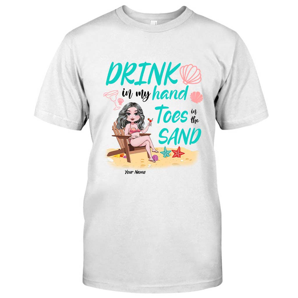 Un verre dans ma main, les orteils dans le sable - T-shirt et sweat à capuche personnalisés pour les amoureux de la mer
