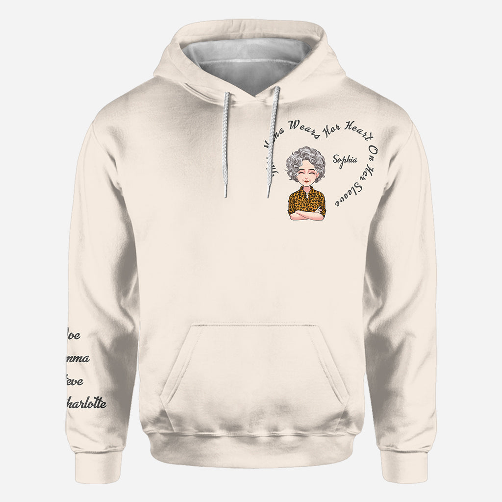 Cette grand-mère porte son cœur - Sweat à capuche personnalisé pour la fête des mères