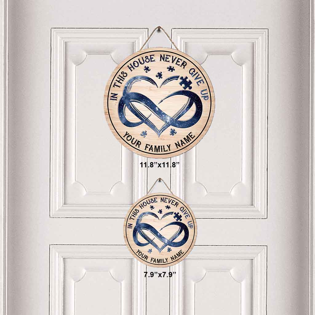 Dans cette maison - Panneau rond en bois personnalisé pour la sensibilisation à l'autisme