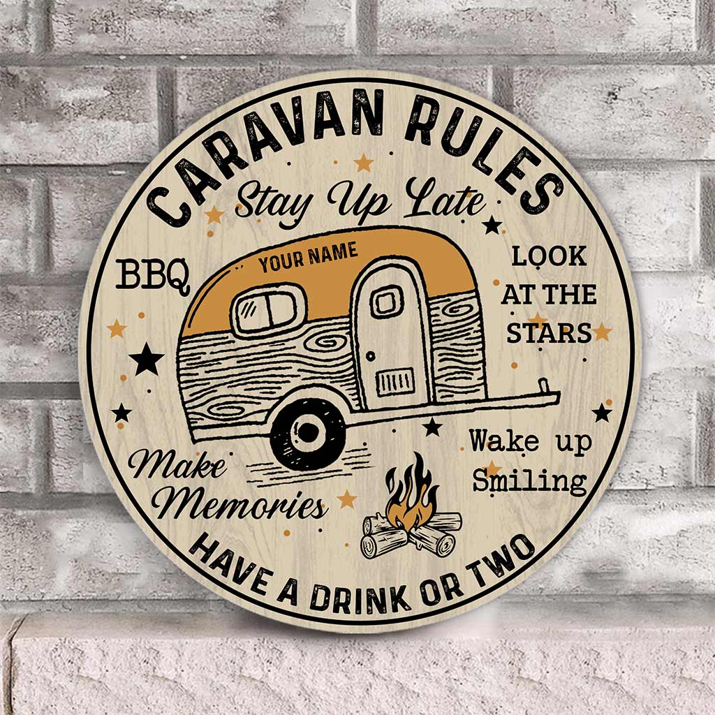 Règles du camping : Veillez tard, prenez un verre, créez des souvenirs - Panneau rond en bois personnalisé pour le camping