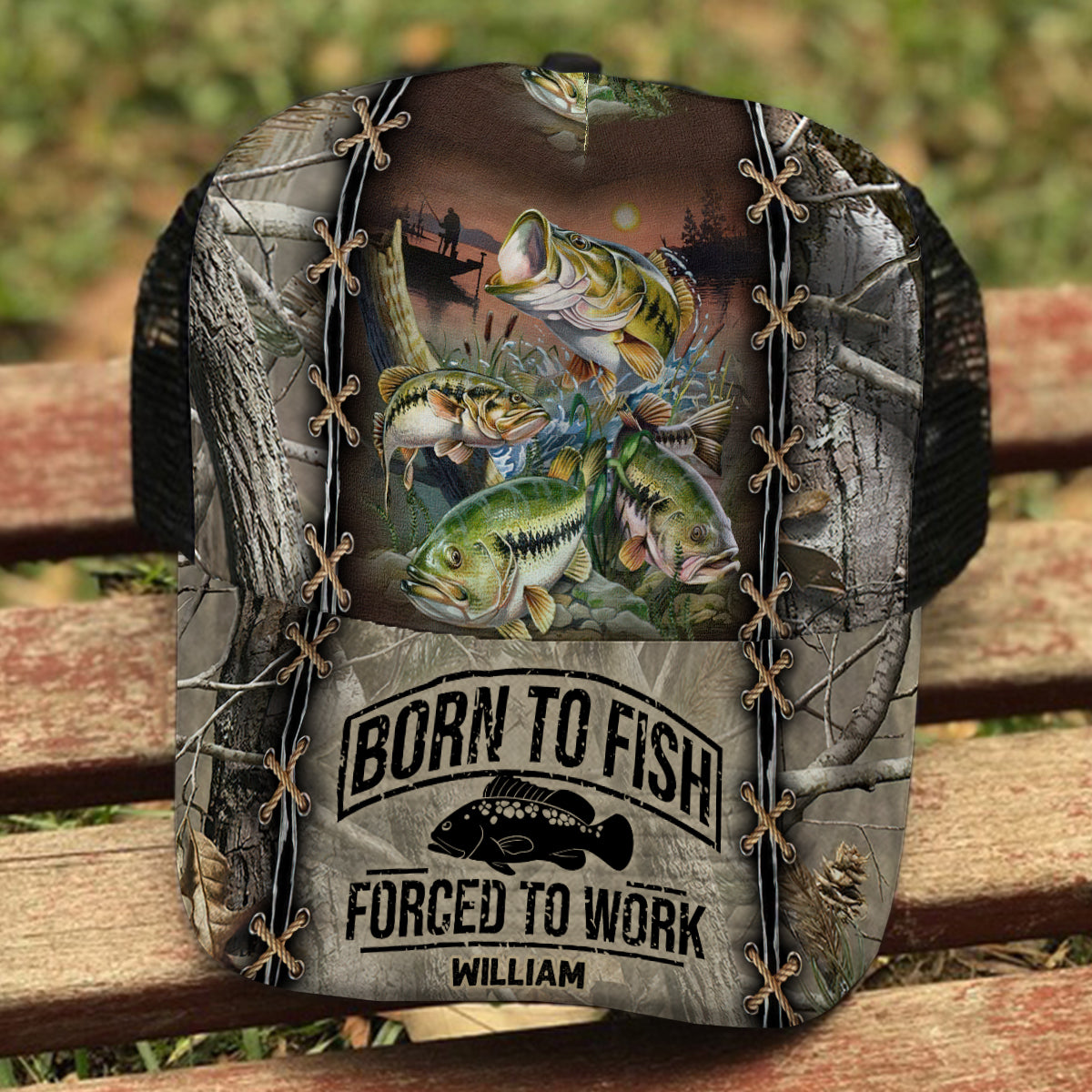 Né pour pêcher, forcé de travailler - Casquette de camionneur personnalisée sur le thème de la pêche (maille noire)