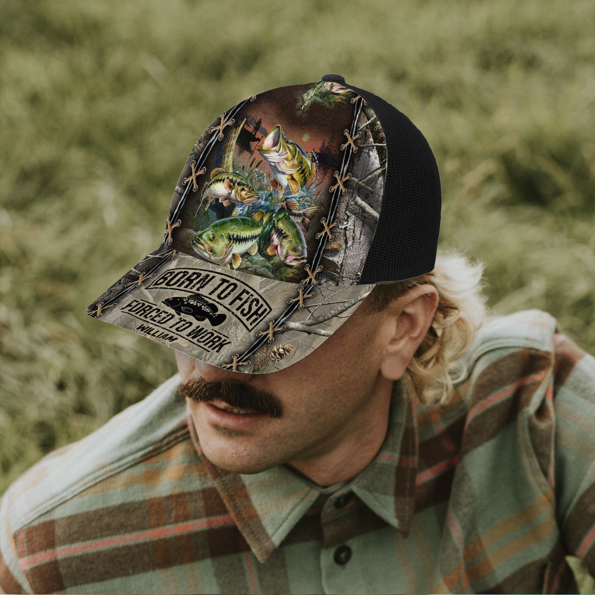 Né pour pêcher, forcé de travailler - Casquette de camionneur personnalisée sur le thème de la pêche (maille noire)