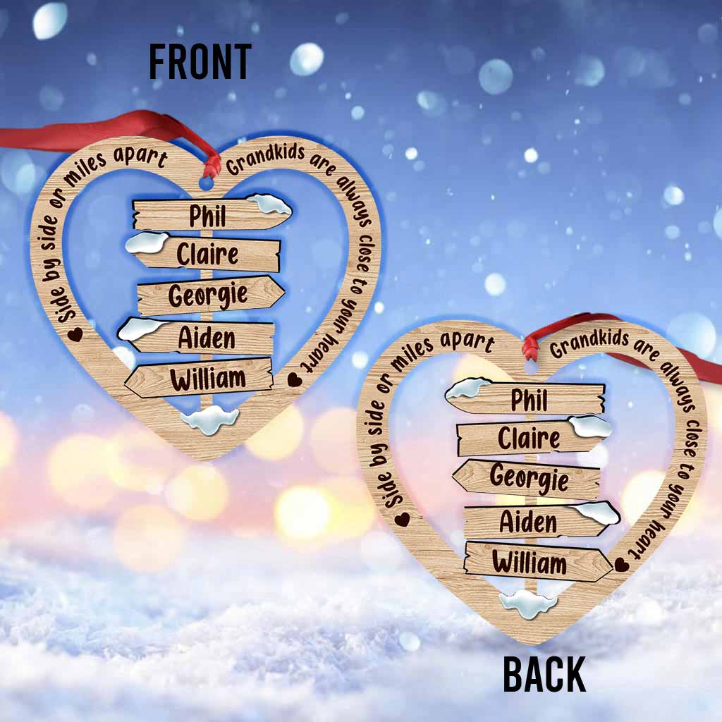 Côte à côte ou à des kilomètres de distance - Ornement de Noël personnalisé pour grand-mère (Imprimé des deux côtés)