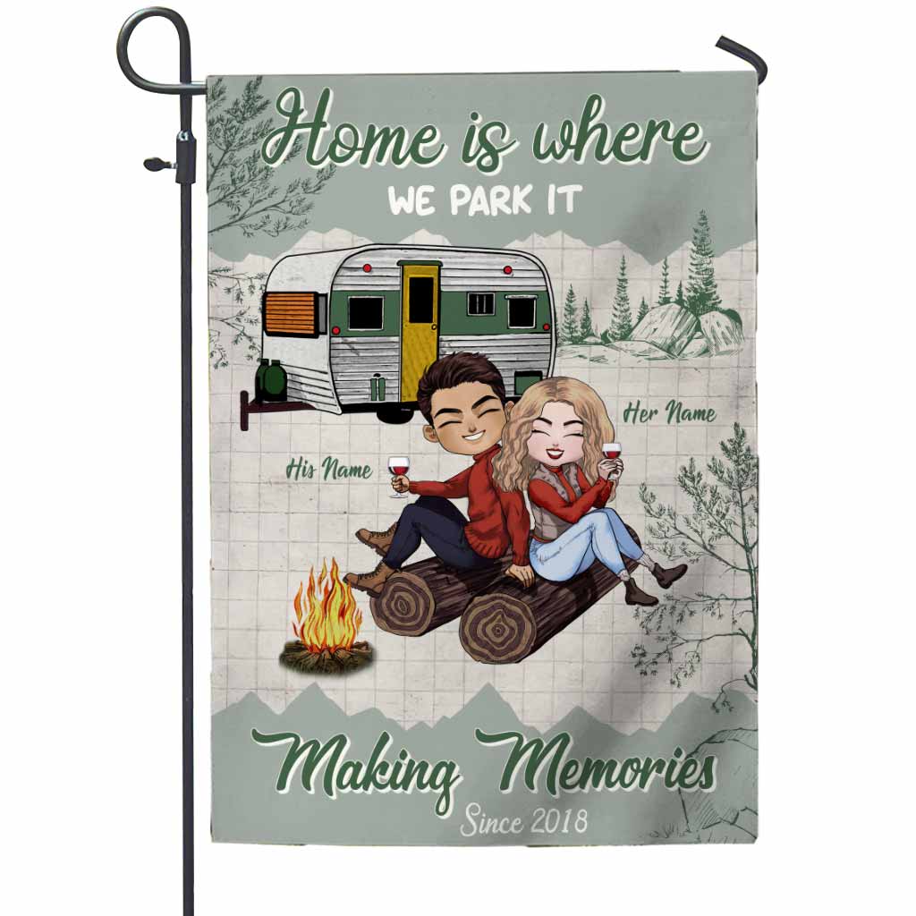La maison, c'est là où on se gare et où l'on crée des souvenirs - Drapeau de jardin personnalisé pour couples campeurs