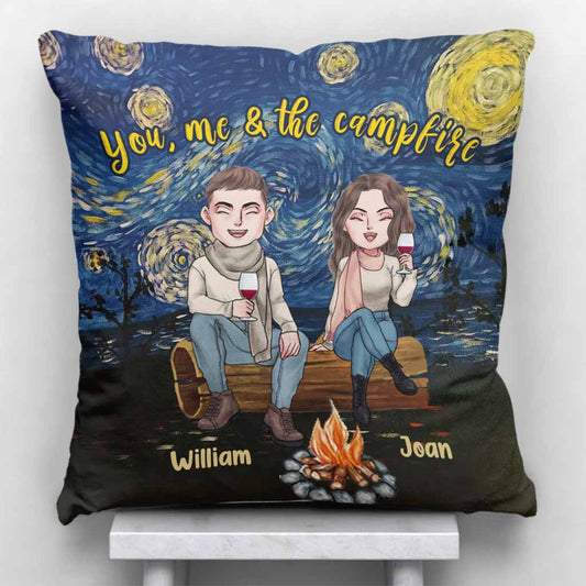 Toi, moi et le feu de camp - Coussin décoratif de camping personnalisé pour couples