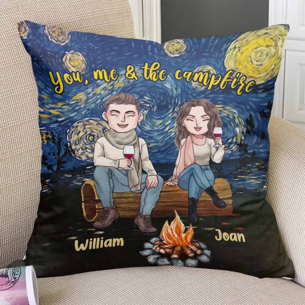 Toi, moi et le feu de camp - Coussin décoratif de camping personnalisé pour couples