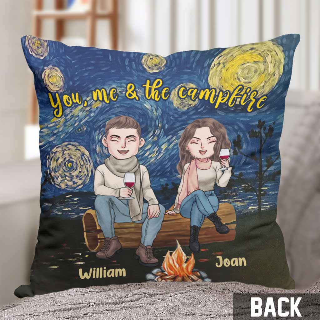 Toi, moi et le feu de camp - Coussin décoratif de camping personnalisé pour couples
