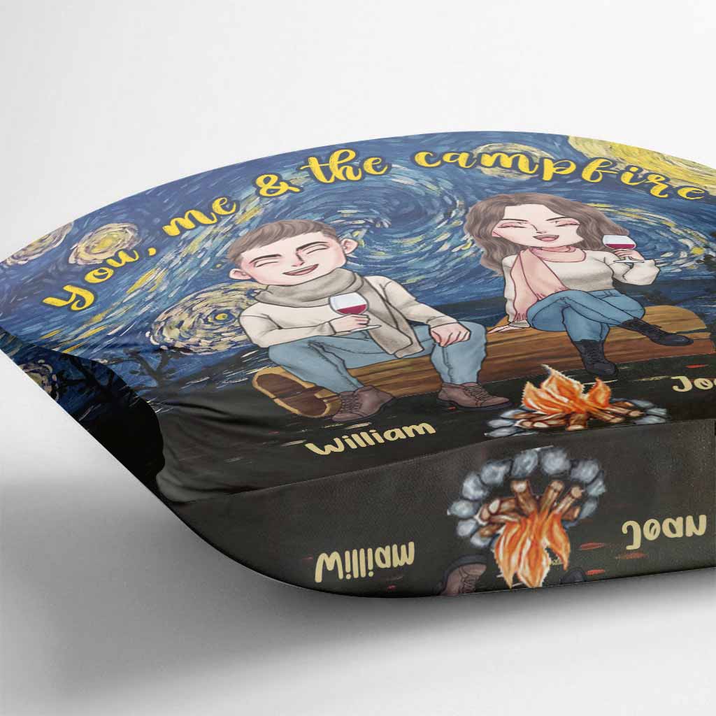 Toi, moi et le feu de camp - Coussin décoratif de camping personnalisé pour couples