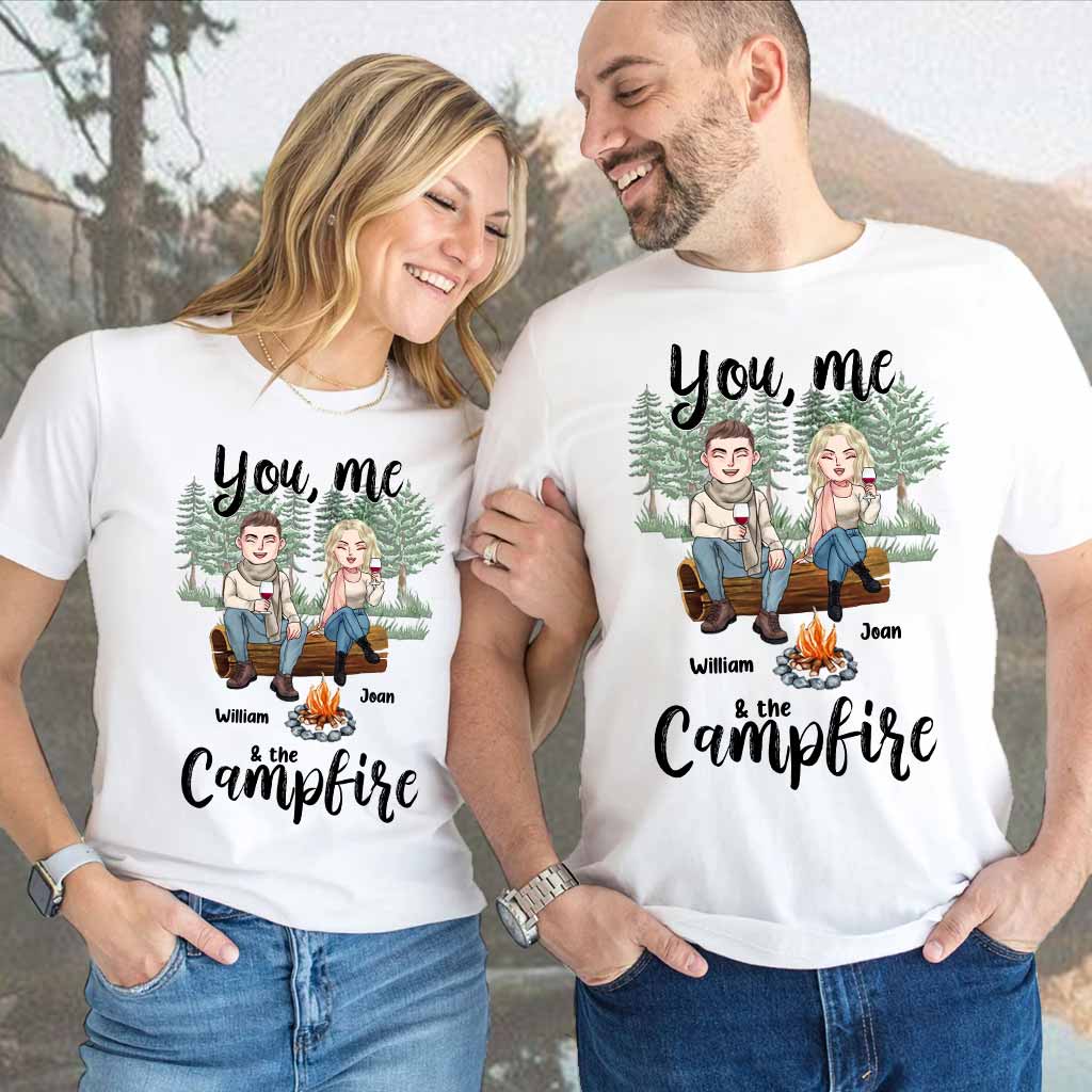 Toi, moi et le feu de camp - T-shirt et sweat à capuche personnalisés pour couples en camping