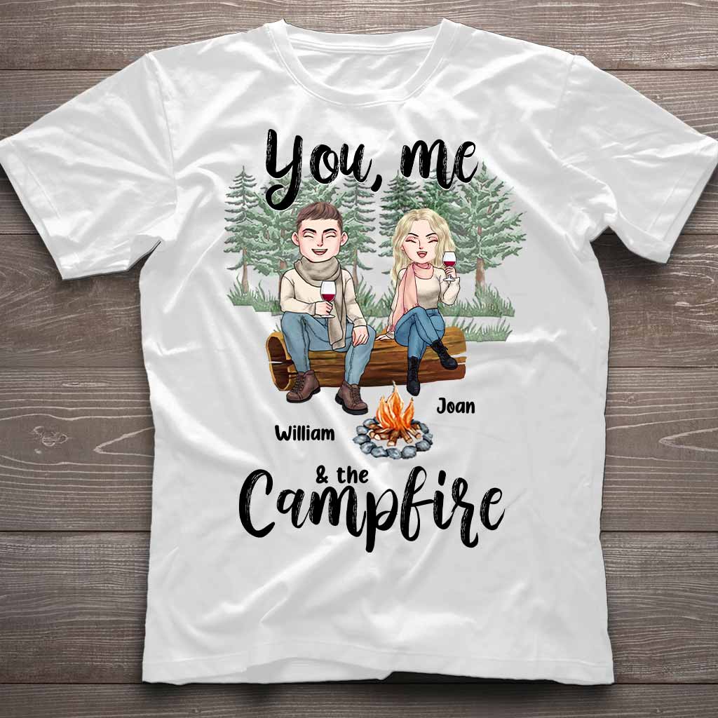 Toi, moi et le feu de camp - T-shirt et sweat à capuche personnalisés pour couples en camping