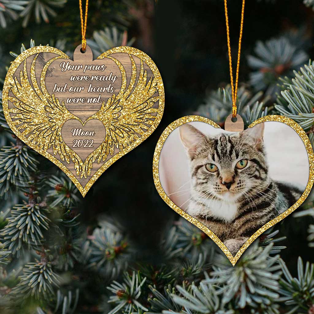 Tu ne seras plus à nos côtés, mais tu resteras à jamais dans nos cœurs - Ornement de Noël personnalisé en forme de chat (Impression recto verso)