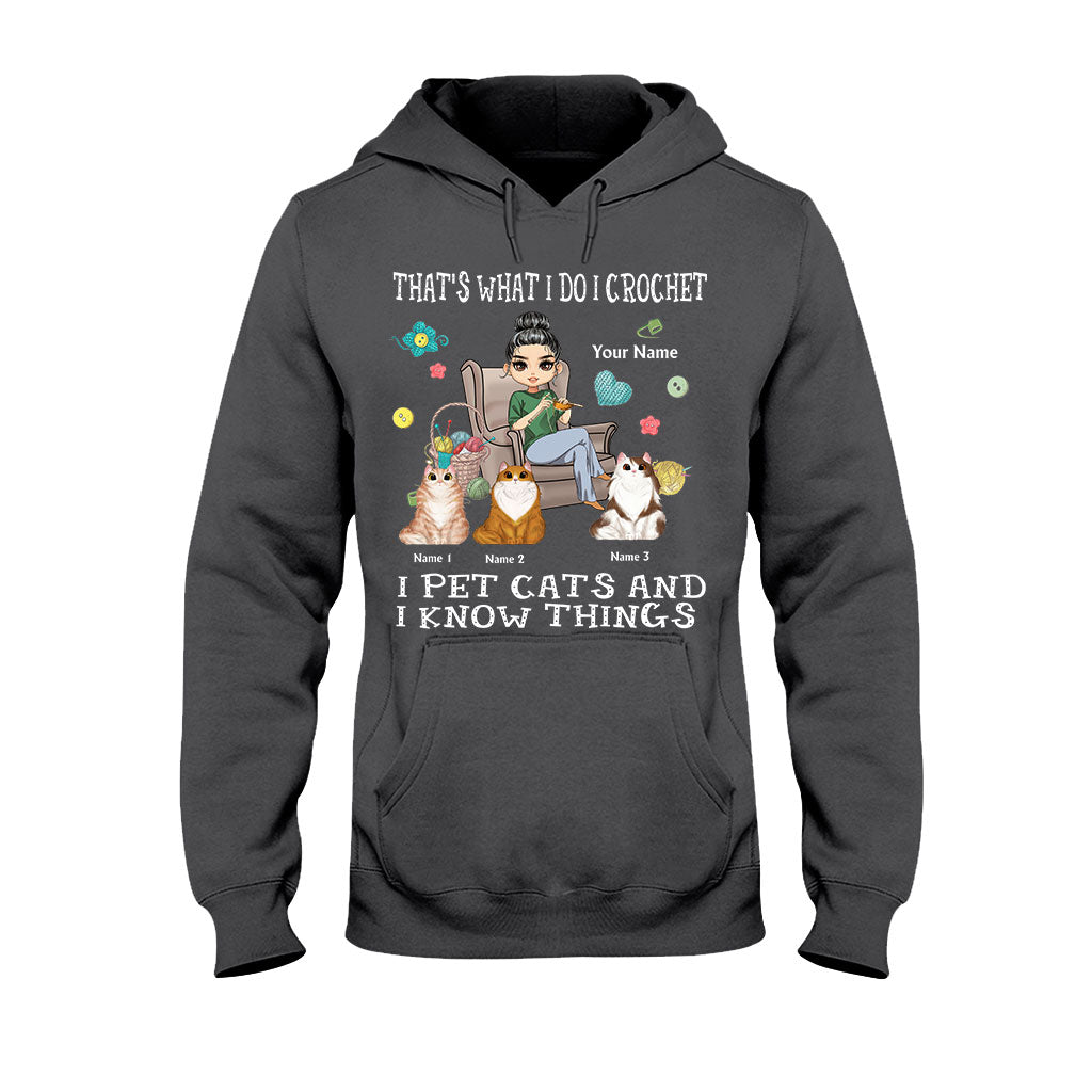 Voilà ce que je fais : je fais du crochet, je caresse des chats et je sais des choses - T-shirt et sweat à capuche personnalisés