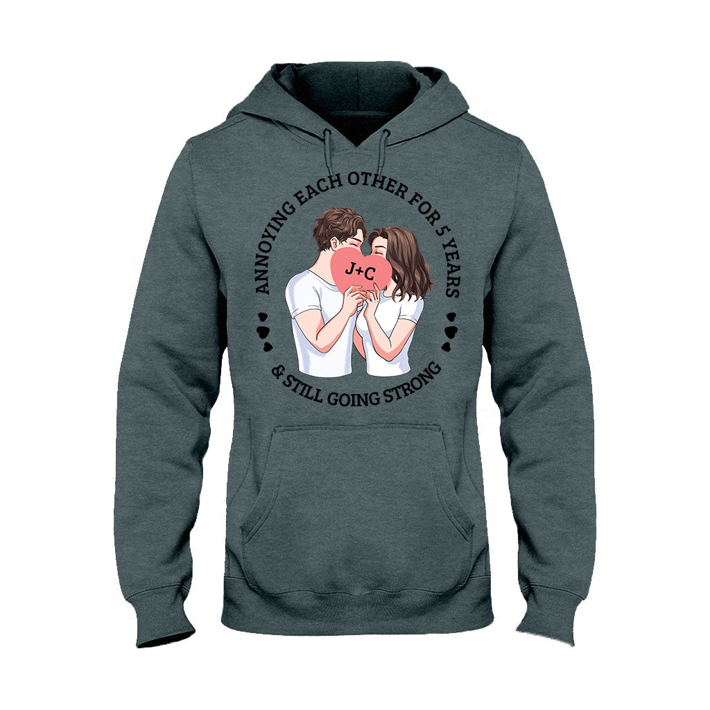 S'agacer mutuellement depuis des années et être toujours aussi amoureux - T-shirt et sweat à capuche personnalisés pour couples