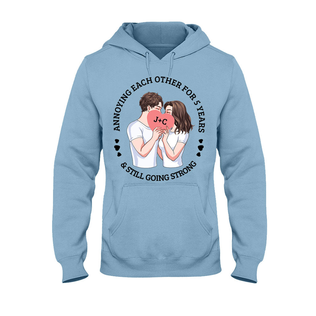 S'agacer mutuellement depuis des années et être toujours aussi amoureux - T-shirt et sweat à capuche personnalisés pour couples