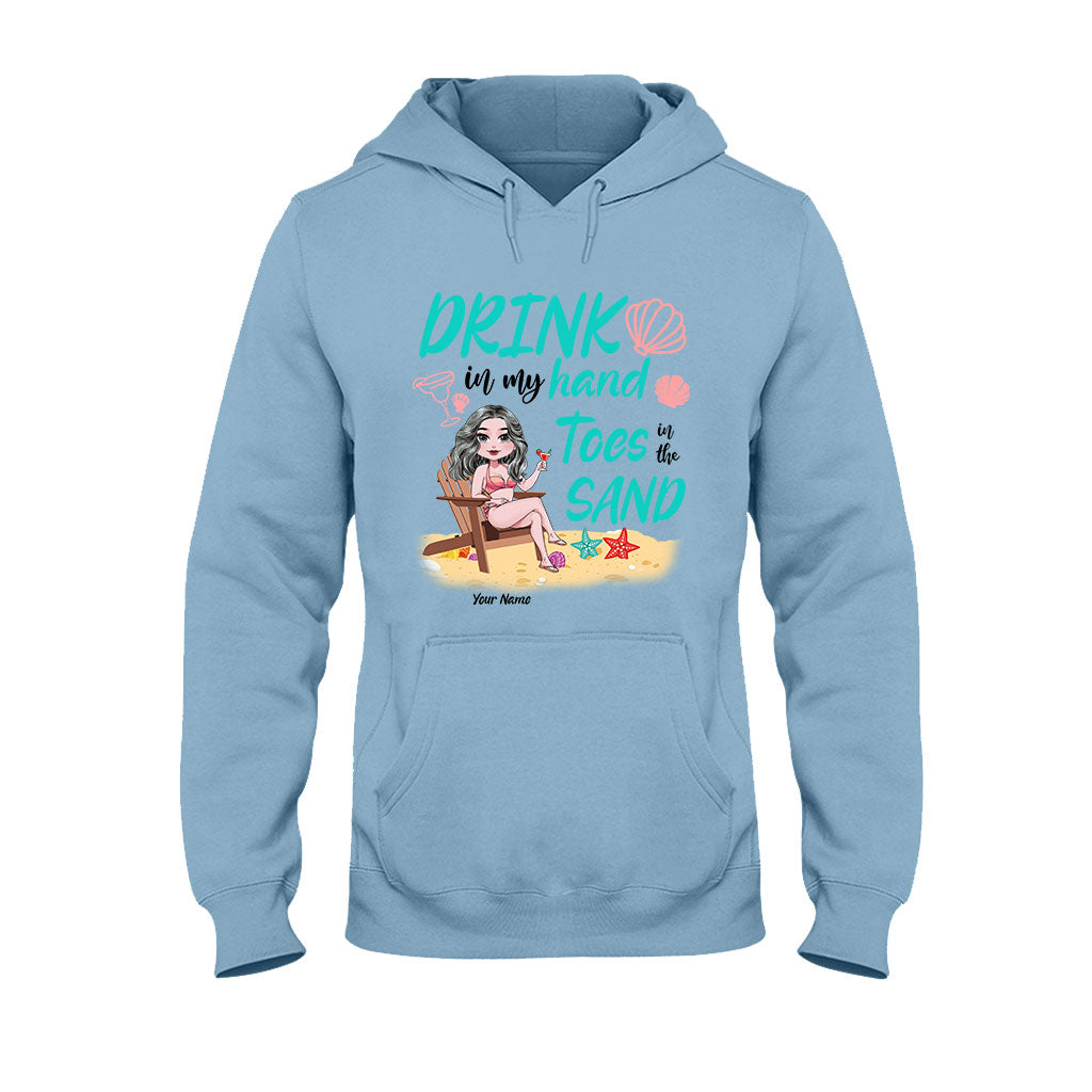 Un verre dans ma main, les orteils dans le sable - T-shirt et sweat à capuche personnalisés pour les amoureux de la mer