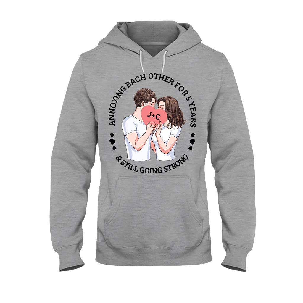 S'agacer mutuellement depuis des années et être toujours aussi amoureux - T-shirt et sweat à capuche personnalisés pour couples