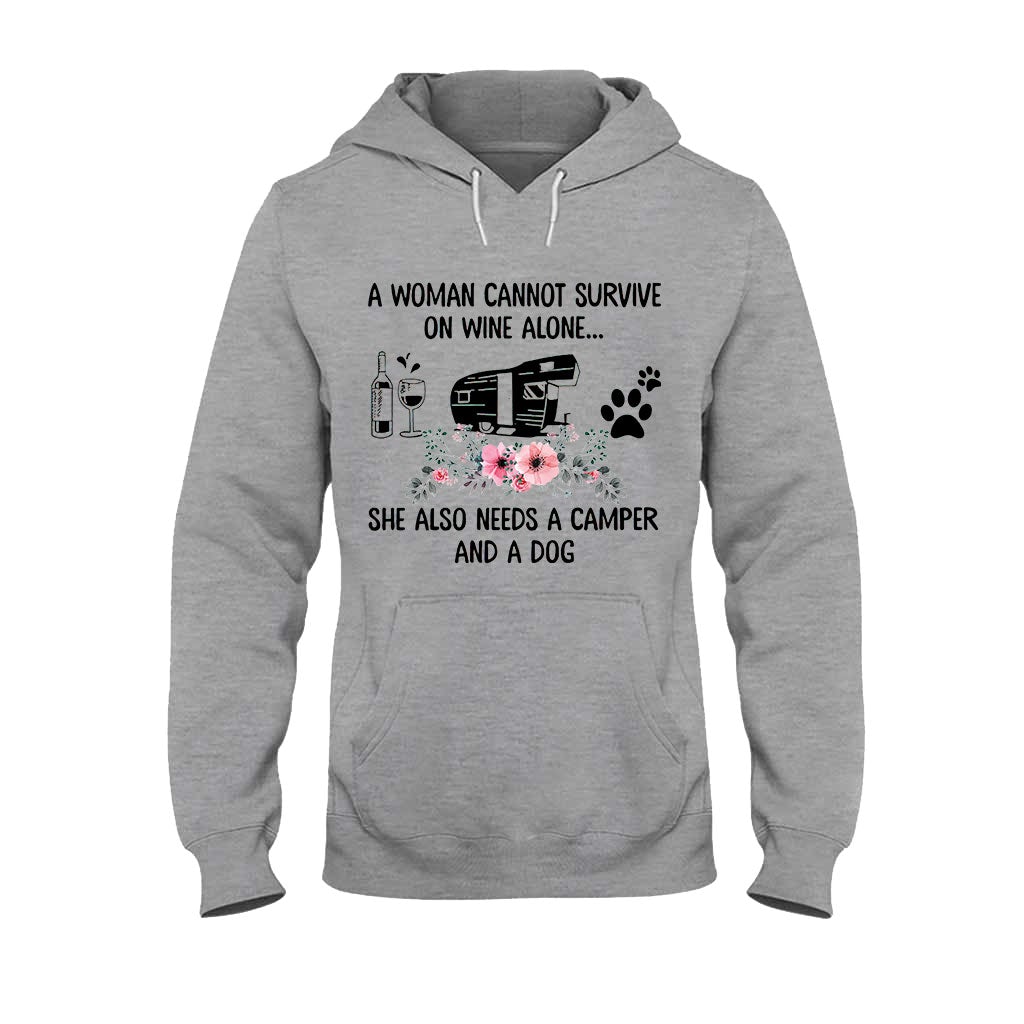 Une femme ne peut pas survivre uniquement avec du vin - T-shirt et sweat à capuche de camping 1121