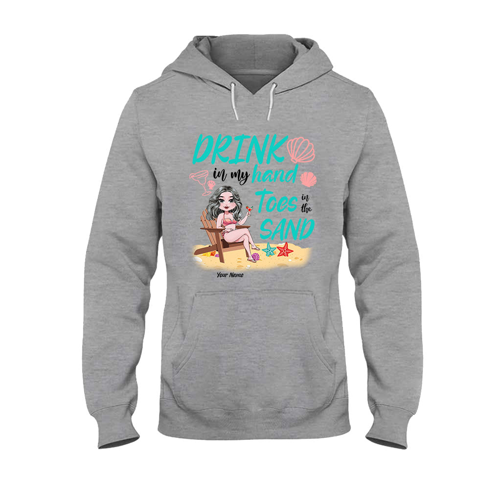 Un verre dans ma main, les orteils dans le sable - T-shirt et sweat à capuche personnalisés pour les amoureux de la mer