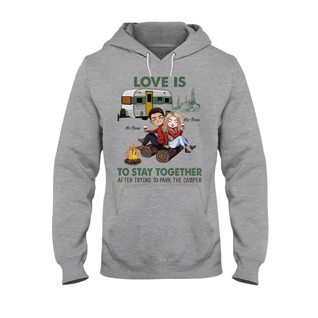 L'amour, c'est de rester ensemble après avoir garé le camping-car - T-shirt et sweat à capuche personnalisés pour couples en camping