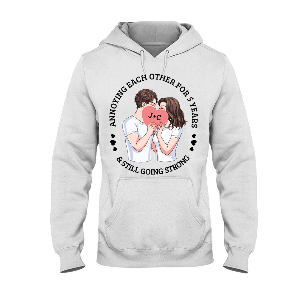 S'agacer mutuellement depuis des années et être toujours aussi amoureux - T-shirt et sweat à capuche personnalisés pour couples