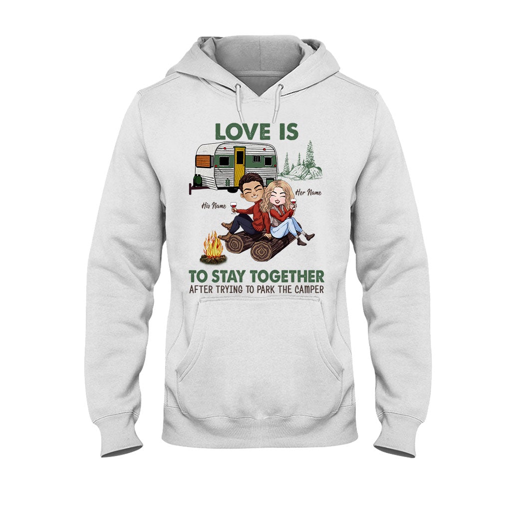 L'amour, c'est de rester ensemble après avoir garé le camping-car - T-shirt et sweat à capuche personnalisés pour couples en camping