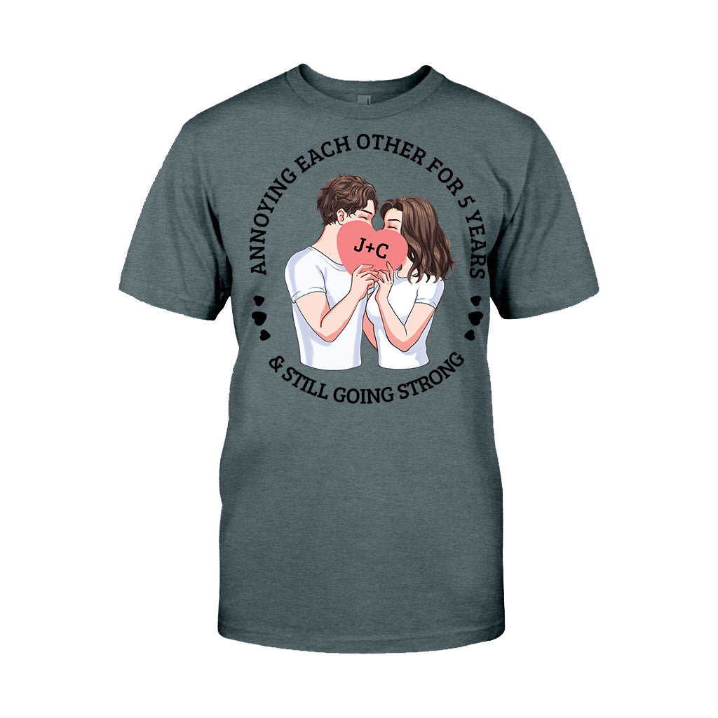 S'agacer mutuellement depuis des années et être toujours aussi amoureux - T-shirt et sweat à capuche personnalisés pour couples