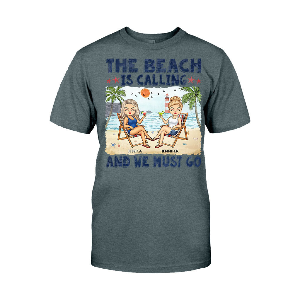 La plage nous appelle et on doit y aller, meilleures amies ! - T-shirt et sweat à capuche personnalisés pour meilleures amies