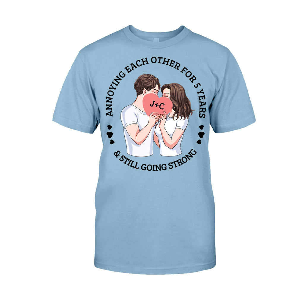 S'agacer mutuellement depuis des années et être toujours aussi amoureux - T-shirt et sweat à capuche personnalisés pour couples