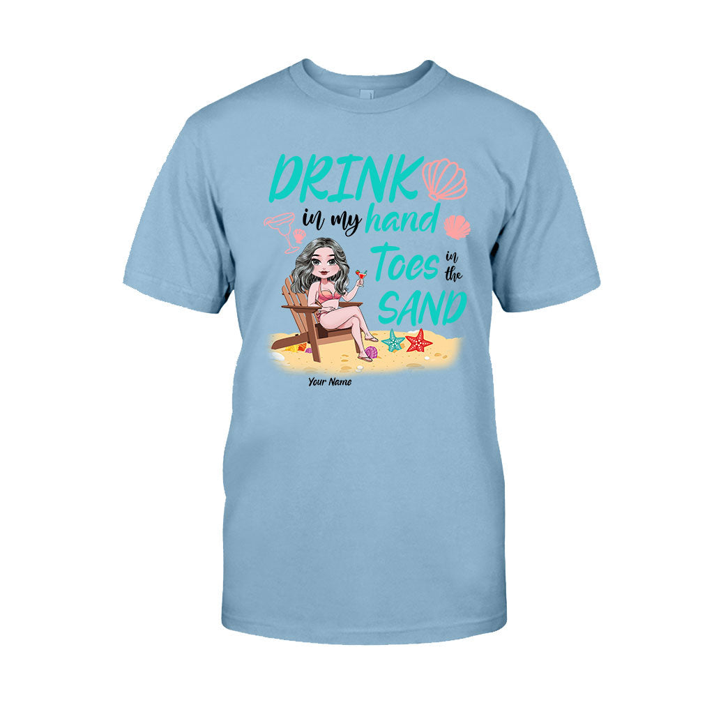 Un verre dans ma main, les orteils dans le sable - T-shirt et sweat à capuche personnalisés pour les amoureux de la mer