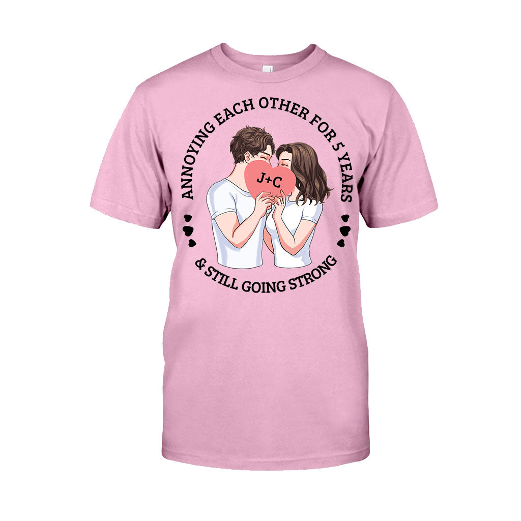 S'agacer mutuellement depuis des années et être toujours aussi amoureux - T-shirt et sweat à capuche personnalisés pour couples