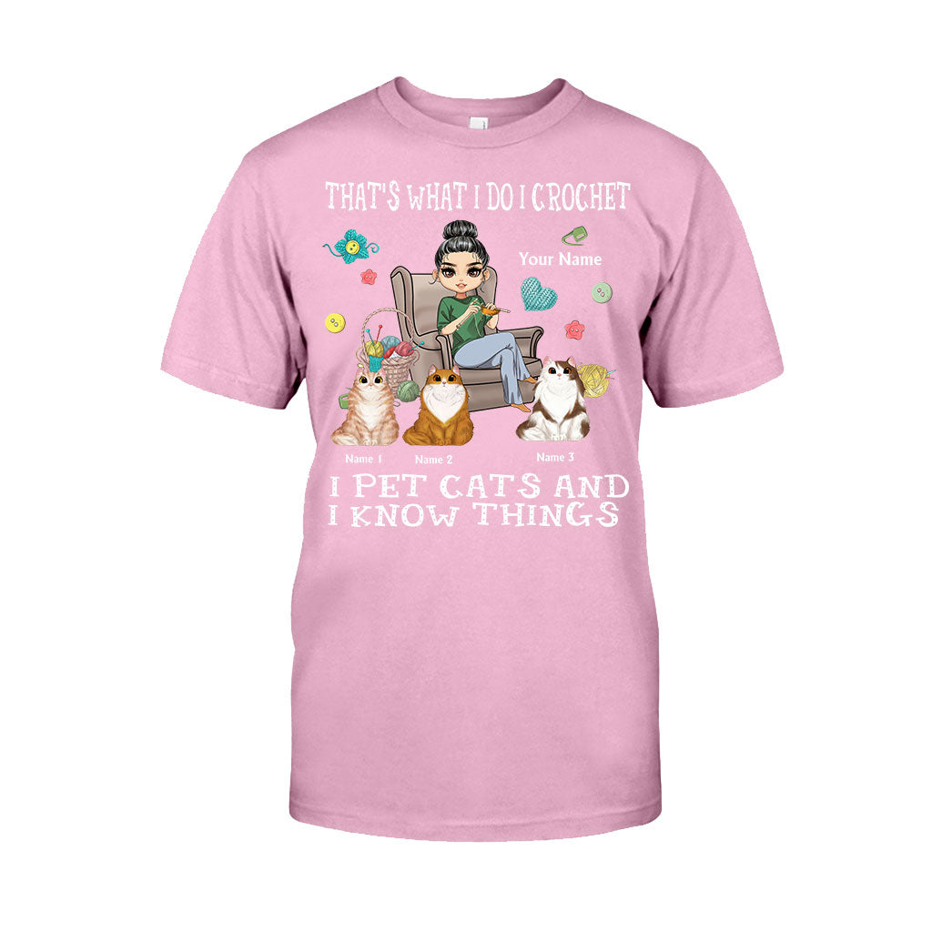 Voilà ce que je fais : je fais du crochet, je caresse des chats et je sais des choses - T-shirt et sweat à capuche personnalisés