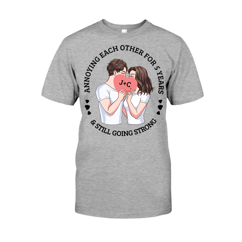 S'agacer mutuellement depuis des années et être toujours aussi amoureux - T-shirt et sweat à capuche personnalisés pour couples