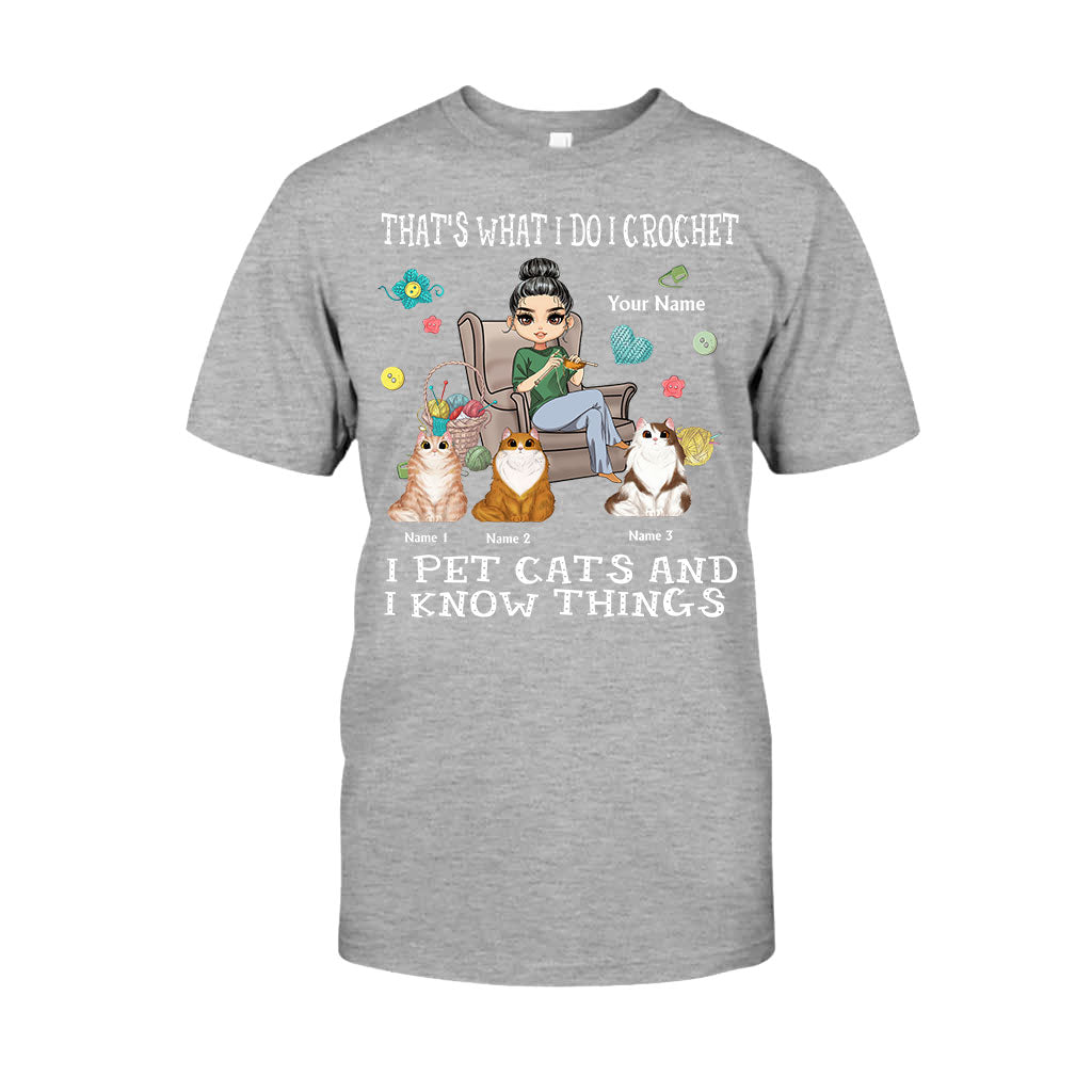 Voilà ce que je fais : je fais du crochet, je caresse des chats et je sais des choses - T-shirt et sweat à capuche personnalisés