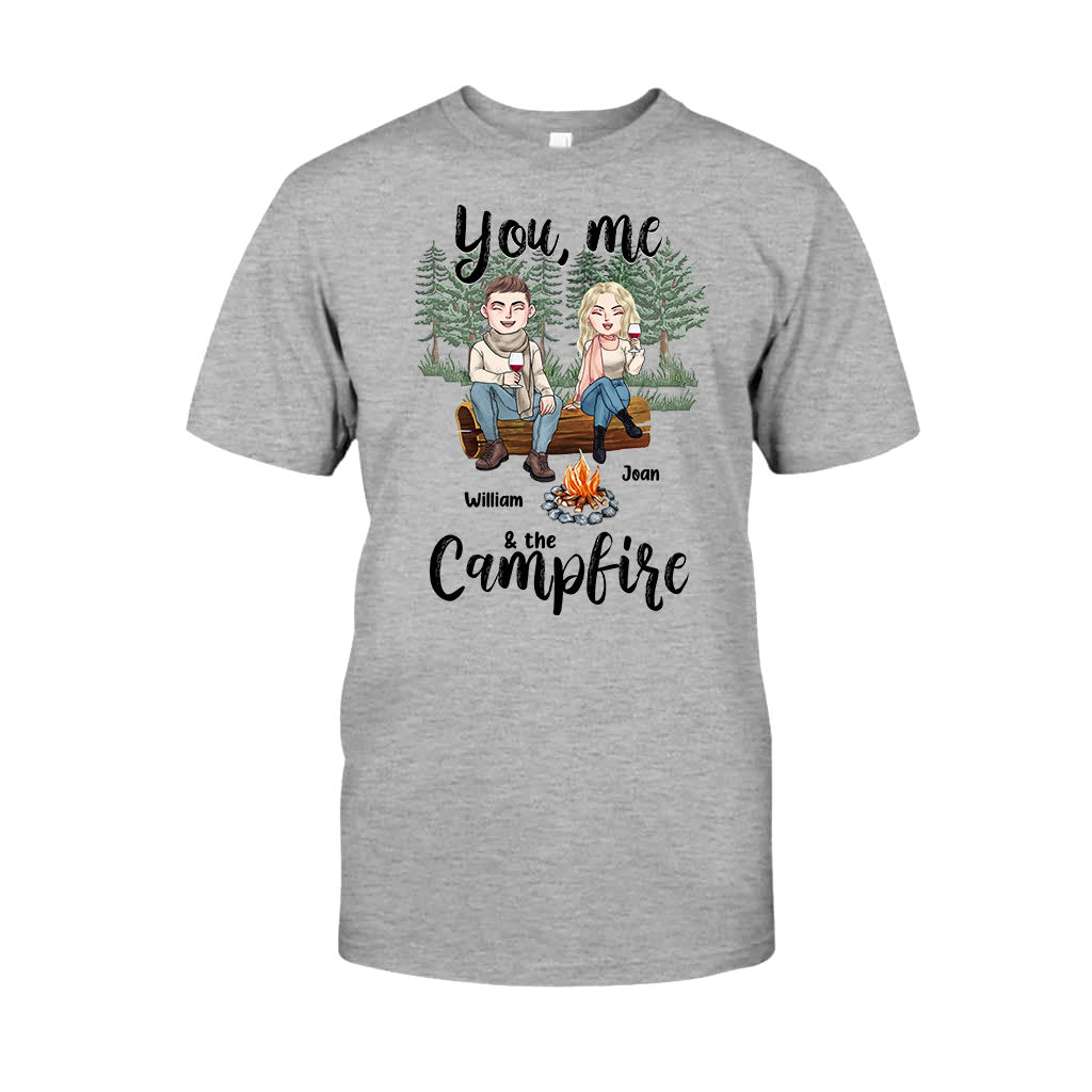 Toi, moi et le feu de camp - T-shirt et sweat à capuche personnalisés pour couples en camping