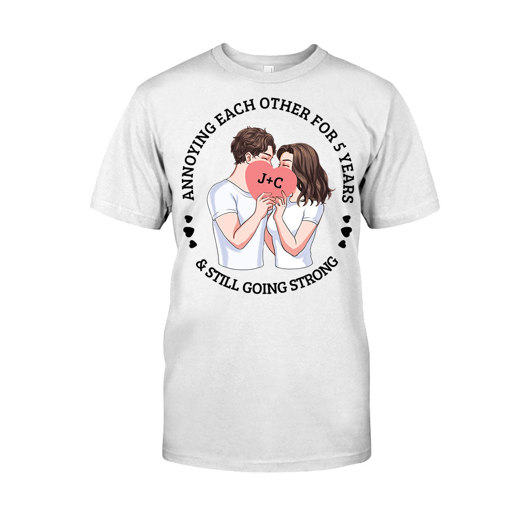 S'agacer mutuellement depuis des années et être toujours aussi amoureux - T-shirt et sweat à capuche personnalisés pour couples