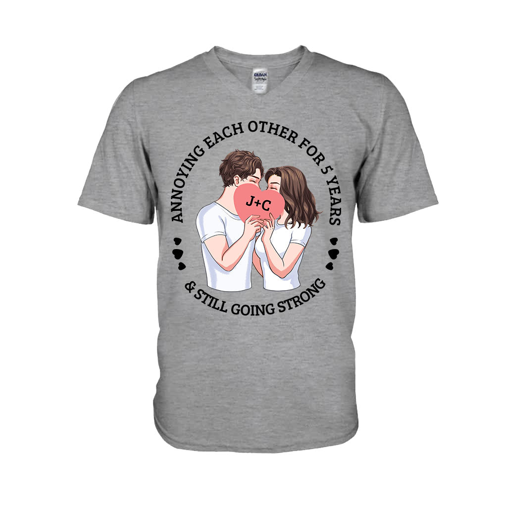 S'agacer mutuellement depuis des années et être toujours aussi amoureux - T-shirt et sweat à capuche personnalisés pour couples