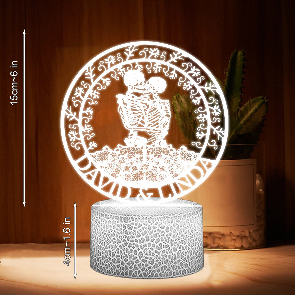 Couple de squelettes s'embrassant avec des roses - Plaque lumineuse personnalisée en forme de crâne
