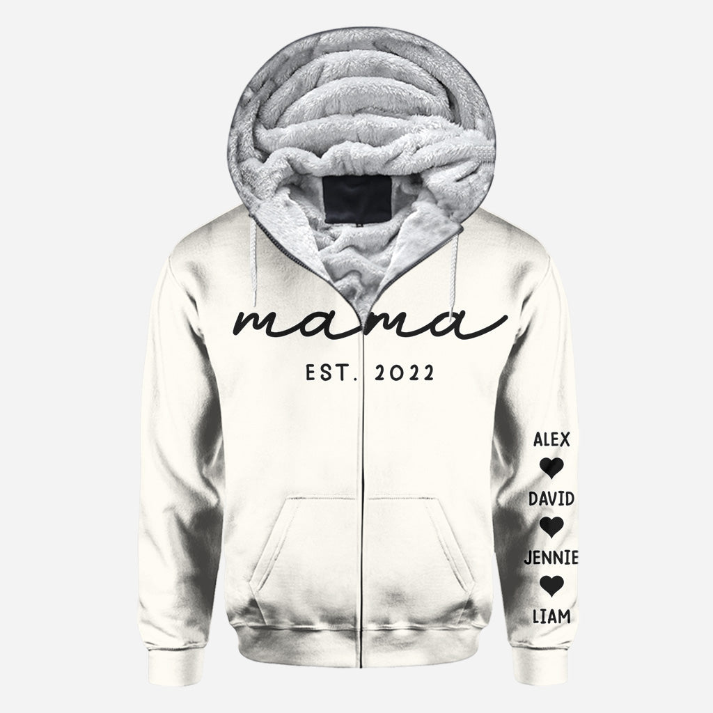 T-shirt personnalisé « Mama Est. Kids Children Names On Sleeves » avec les noms des enfants.