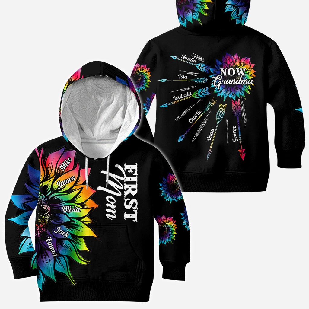 Première maman, maintenant grand-mère, avec n'importe quel titre et le nom de l'enfant - T-shirt personnalisé « Maman » sur toute la surface