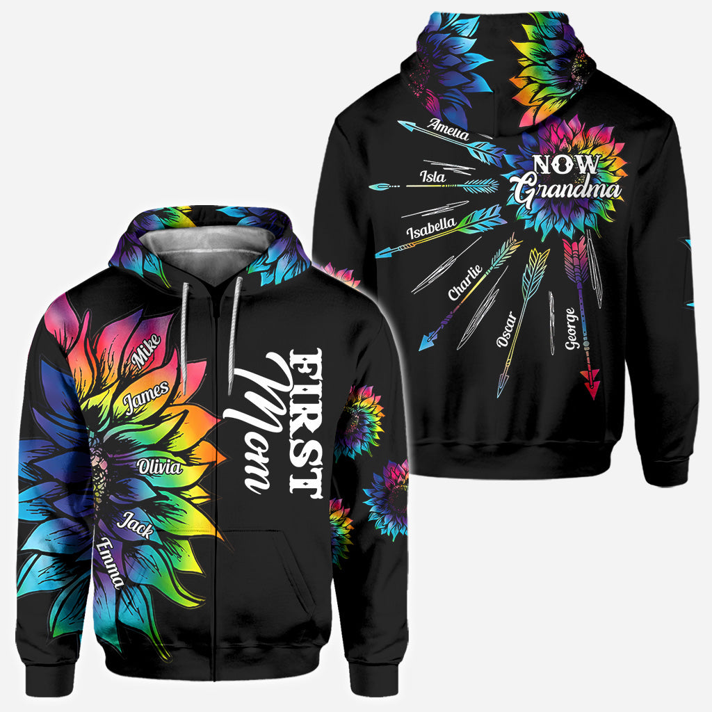 Première maman, maintenant grand-mère, avec n'importe quel titre et le nom de l'enfant - T-shirt personnalisé « Maman » sur toute la surface