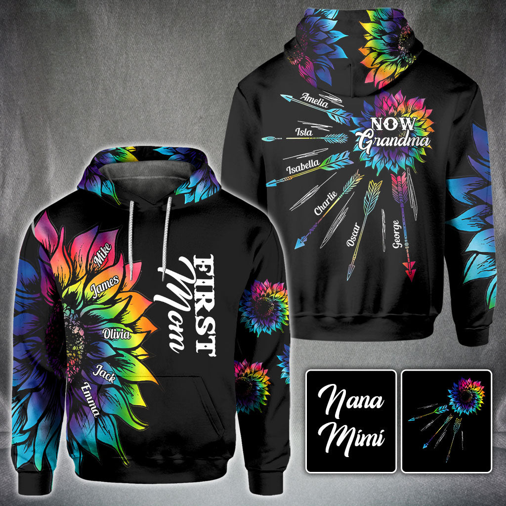 Première maman, maintenant grand-mère, avec n'importe quel titre et le nom de l'enfant - T-shirt personnalisé « Maman » sur toute la surface