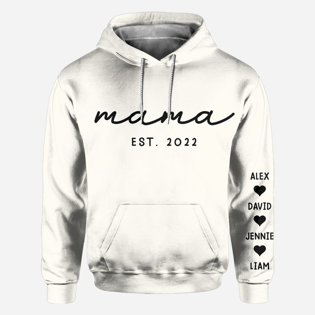 T-shirt personnalisé « Mama Est. Kids Children Names On Sleeves » avec les noms des enfants.