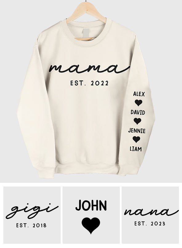 T-shirt personnalisé « Mama Est. Kids Children Names On Sleeves » avec les noms des enfants.