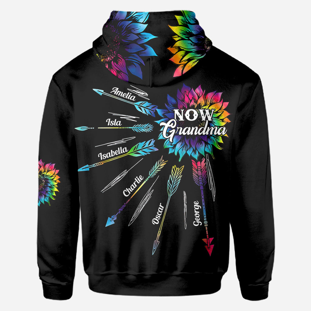 Première maman, maintenant grand-mère, avec n'importe quel titre et le nom de l'enfant - T-shirt personnalisé « Maman » sur toute la surface