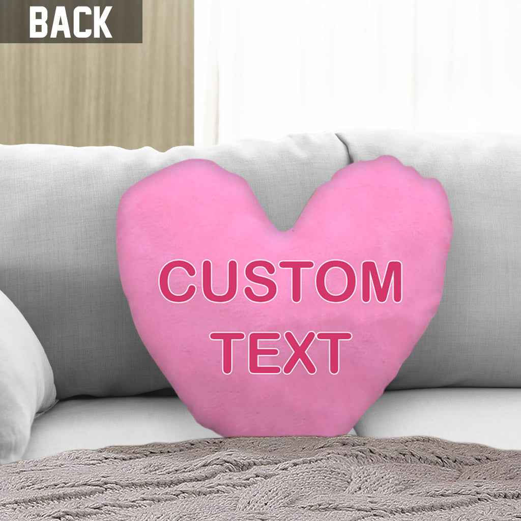 Coussin personnalisé en forme de cœur pour couple, avec bonbons en forme de cœur.