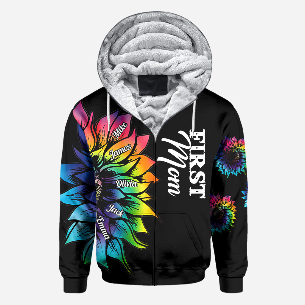 Première maman, maintenant grand-mère, avec n'importe quel titre et le nom de l'enfant - T-shirt personnalisé « Maman » sur toute la surface